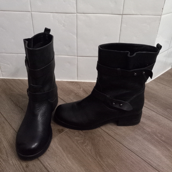 Womens Boots - Picture 2 of 2